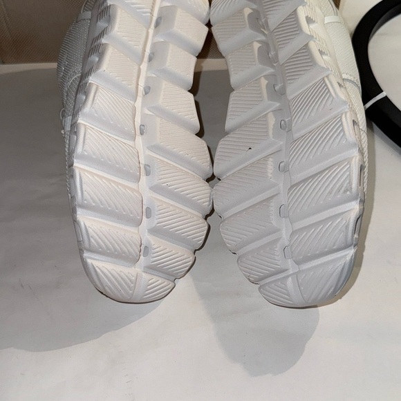 New On cloud On Running White Athletic Shoes men’s size 7 - Picture 5 of 5